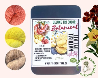 Puede incluir: Un kit de tinte natural en una caja de hojalata con un tema botánico. El kit incluye tres polvos de tinte natural, mordiente de alumbre e instrucciones. Los colores de los tintes se muestran en las madejas de hilo: rojo, amarillo y marrón.