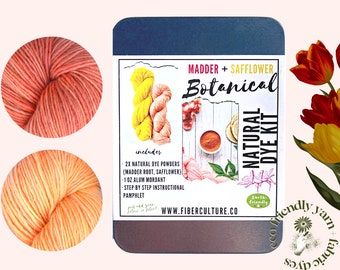 Puede incluir: Un kit de tinte natural en una caja de hojalata con una etiqueta que dice "Madder + Safflower Botanical Natural Dye Kit". El kit incluye dos polvos de tinte natural, mordiente de alumbre e instrucciones paso a paso. El kit se muestra con dos ovillos de hilo, uno teñido de color melocotón y el otro de color naranja claro.
