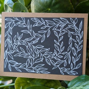 Pièce unique en son genre - Carte de voeux unique faite à la main en papier noir et vigne blanche - fabriquée au Canada