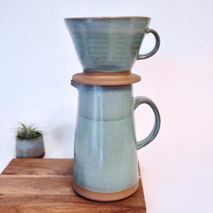 Handgemaakte keramische koffieset met druppelaar en kan - ambachtelijke schenkkan en schenkkan