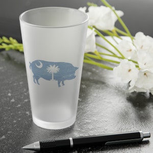 SC BBQ Frosted Pint Glass: Woodgrain Hog & Palmetto State Flag