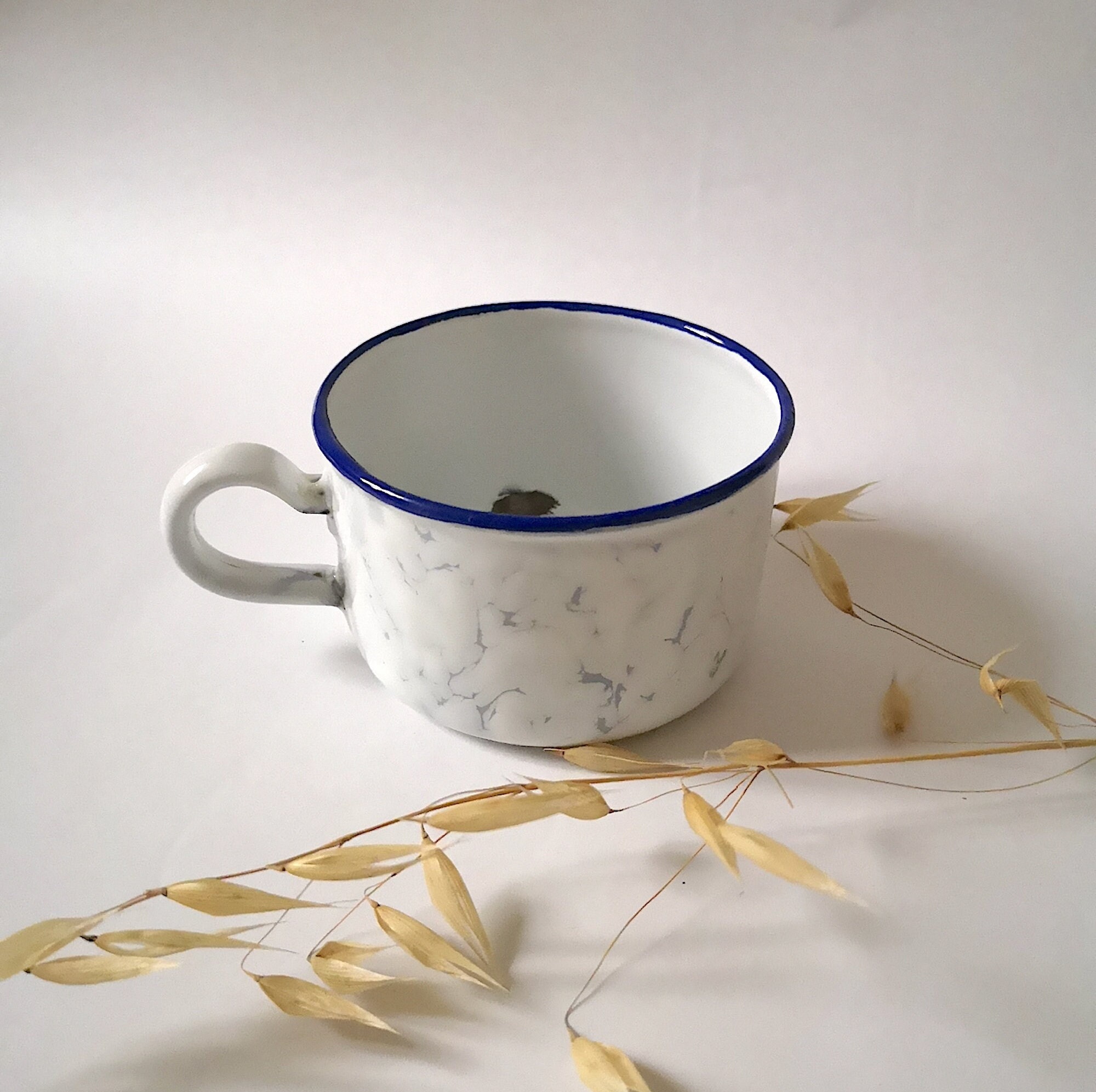 Vintage Tasse Tôle Timbale Émail Blanc Bleu Anse Émaillé Fait en France Fer Camping Ancien Années 30