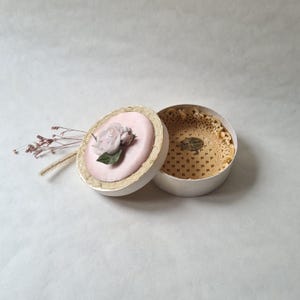 Scatola rotonda vintage/pizzo satinato/rosa bianca/fiore di stoffa/battesimo/matrimonio/retrò chic/boho shabby/artigianato fatto a mano/bella scatola boho