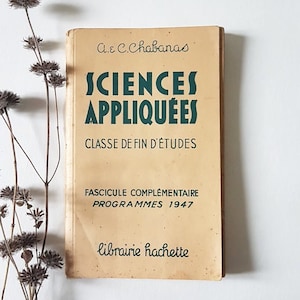 Könnte beinhalten: Ein tannenes Buch mit dem Titel "SCIENCES APPLIQUÉES" in grüner Schrift. Das Buch trägt den Titel "Classe de fin d'études" und ist ein "Fascicule complémentaire" für "Programmes 1947". Das Buch wird von "librairie hachette" herausgegeben.