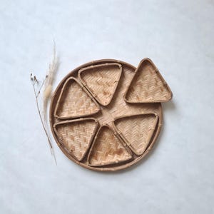 Rattan di vimini vintage/vassoio rotondo con scomparti triangolari rimovibili/espositore per il servizio ospiti/durevole naturale/retrò chic anni &#39;70