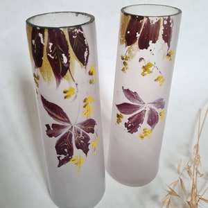 Vintage vase deux verre opaque givré hauts tube motif violet parme jaune fleuri floral bouquet decoratif decoration maison intérieur decor image 2