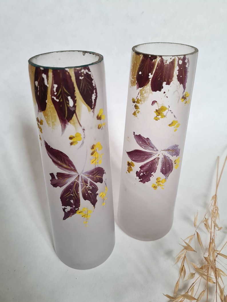 Vintage vase deux verre opaque givré hauts tube motif violet parme jaune fleuri floral bouquet decoratif decoration maison intérieur decor image 2