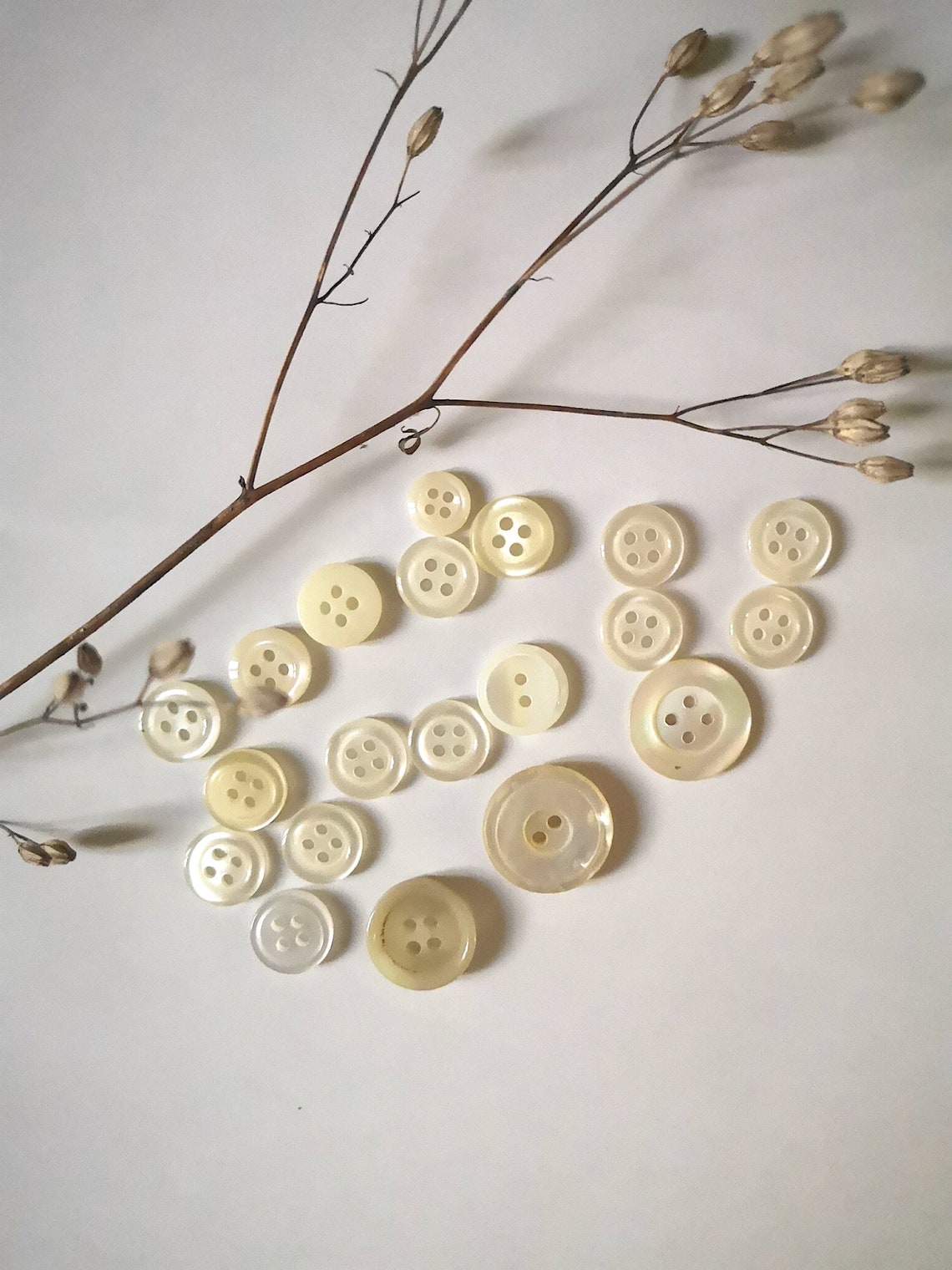 Lot 5 boutons vintage gris 4 trous diamètre 2,7 cm ref 146