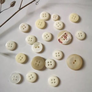 Lot De 14 Boutons Vintage Gris Mat Travaillé - Diamètre 1,8 Cm - Réf 5865 - Occasion