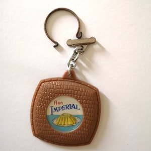 Vintage keyring advertising object France flan Impérial plastic dessert advertisement old French accessory retro flea market keychain