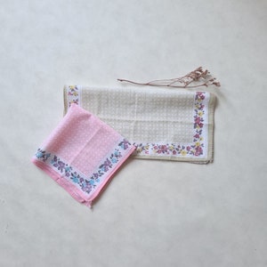 Vintage mouchoir tissu coton/rose ou beige motif imprimé fleurs/petit carré linge/hygiène beauté/ancien rétro français/sac salle bain voyage