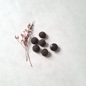 Vintage boutons à coudre lot 6/couture outil fourniture accessoire/bombés ronds boule/marron noir à queue/français France/rétro anciens 70