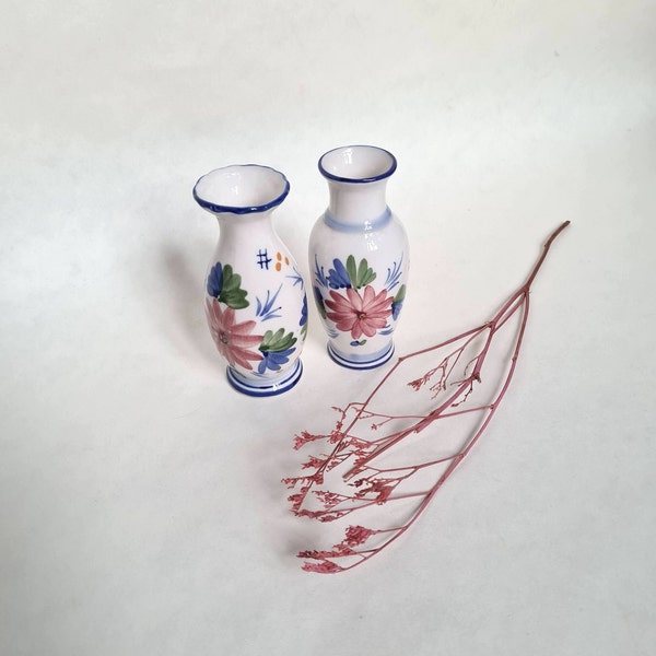 Vintage vase soliflore lot 2 porcelaine peint à la main ancien décoration blanc motif fleur liseré bleu intérieur décor chic petit amphore