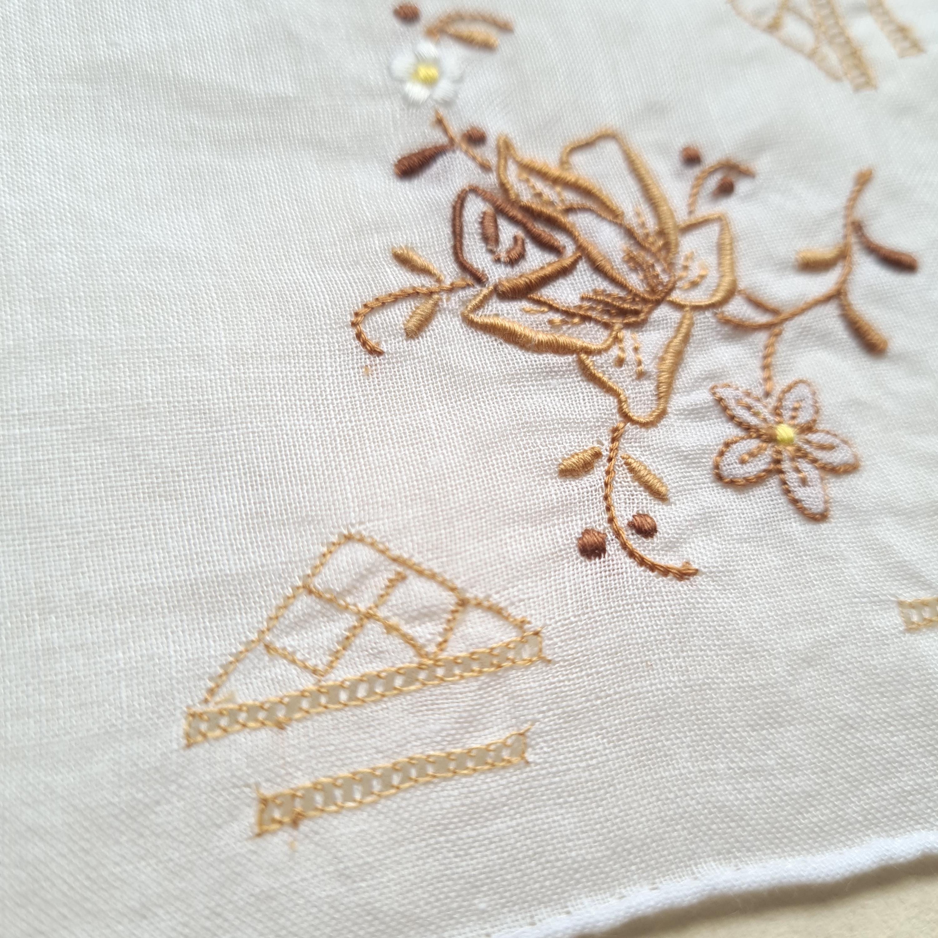 Mouchoir Ancien En Coton Fin - Broderie Main Blanc Sur Blanc - Motif Basson - Vintage