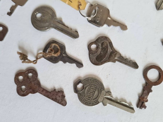 Vintage set of 21 keys wrought iron metal accesso… - image 9