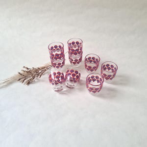 Peut inclure: Un ensemble de dix verres à shot en verre transparent avec un motif de champignons rouge et bleu.