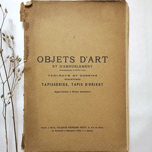 以下が含まれることがあります： タン色の背景に黒い文字で「OBJETS D'ART ET D'AMEUBLEMENT」というタイトルが書かれた、ビンテージな本の表紙。この本には、絵画、デッサン、彫刻、タペストリー、絨毯など、販売されている品物がリストアップされています。販売は1925年12月4日午後2時に、パリのGALERIE GEORGES PETITで行われます。