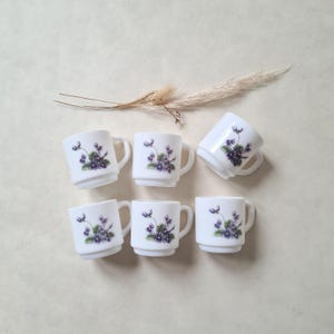 Vintage 6-koppars Arcopal/opalvitt glas/lila blommönster/kaffe-, espresso- eller teservis/bohemisk chic-stil/fransk/violetta mönster