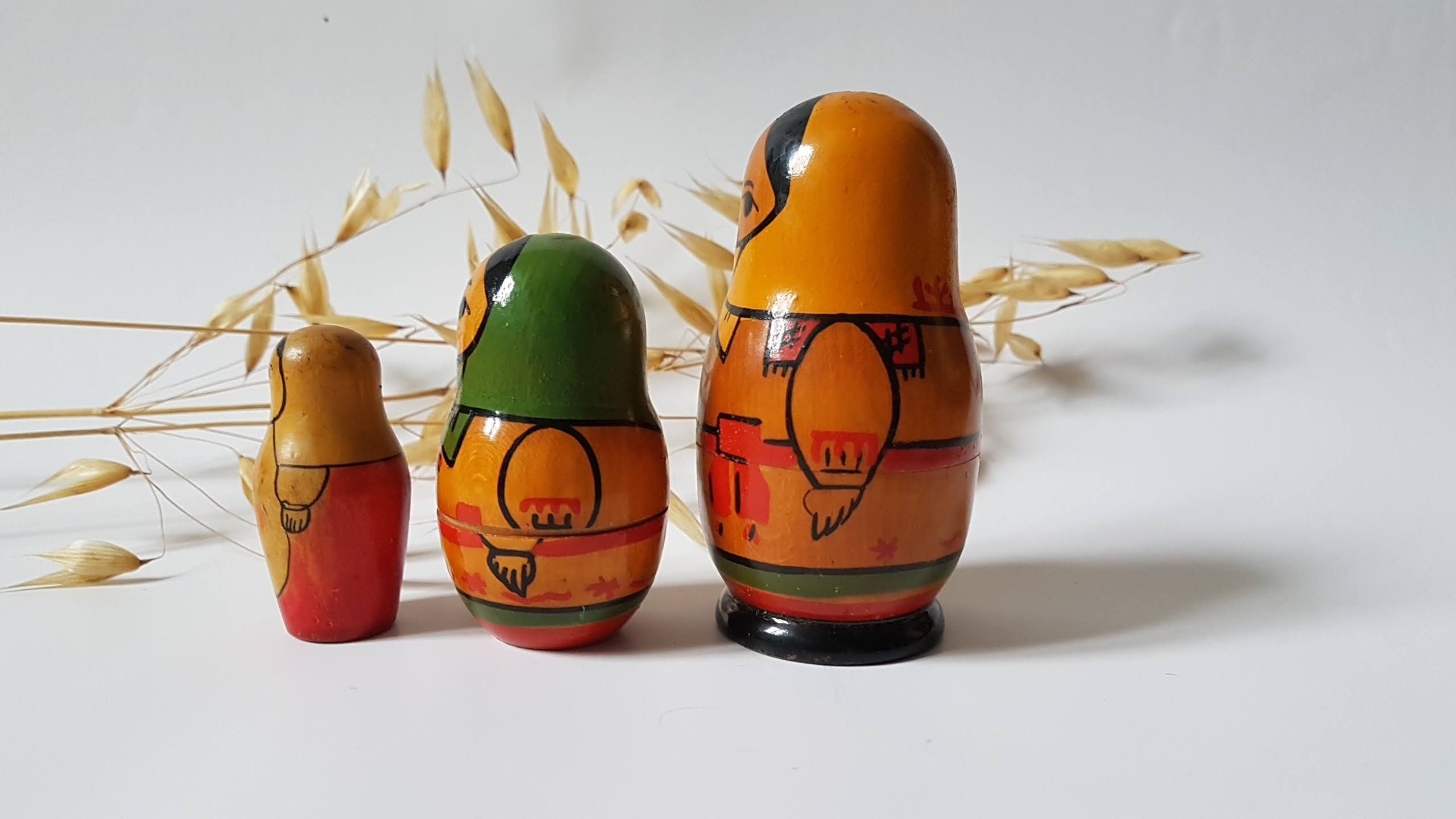 Vintage Russian Dolls Hand Painted Wood Nesting Old Game Toy  display picture 1