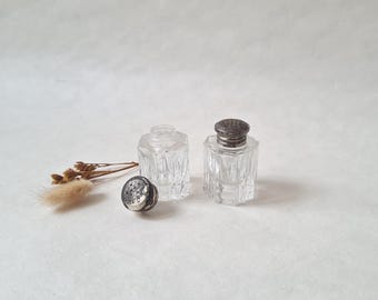 Par vintage de saleros de vidrio grueso/estilo Art Déco/mesa elegante/antiguo/elegante y refinado/recepción de invitados a fiestas/tapón de rosca de metal