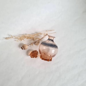 Karafka vintage, przezroczyste różowe szkło/kształt kuli/fasetowany korek/niebieska obwódka/karafka do likieru, wina i aperitifu/art deco, retro, szykowny, shabby