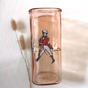 Peut inclure: Un verre en verre rose avec une image imprim&eacute;e d'un homme en veste rouge et pantalon blanc marchant avec une canne. Le texte "Still Going Strong" est imprim&eacute; sur le verre.
