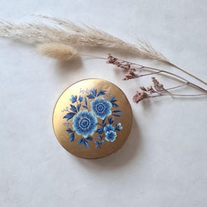 Cipria compatta vintage/rotonda dorata/motivo floreale blu/vecchia collezione/cipria compatta/specchio interno/spugna per il trucco