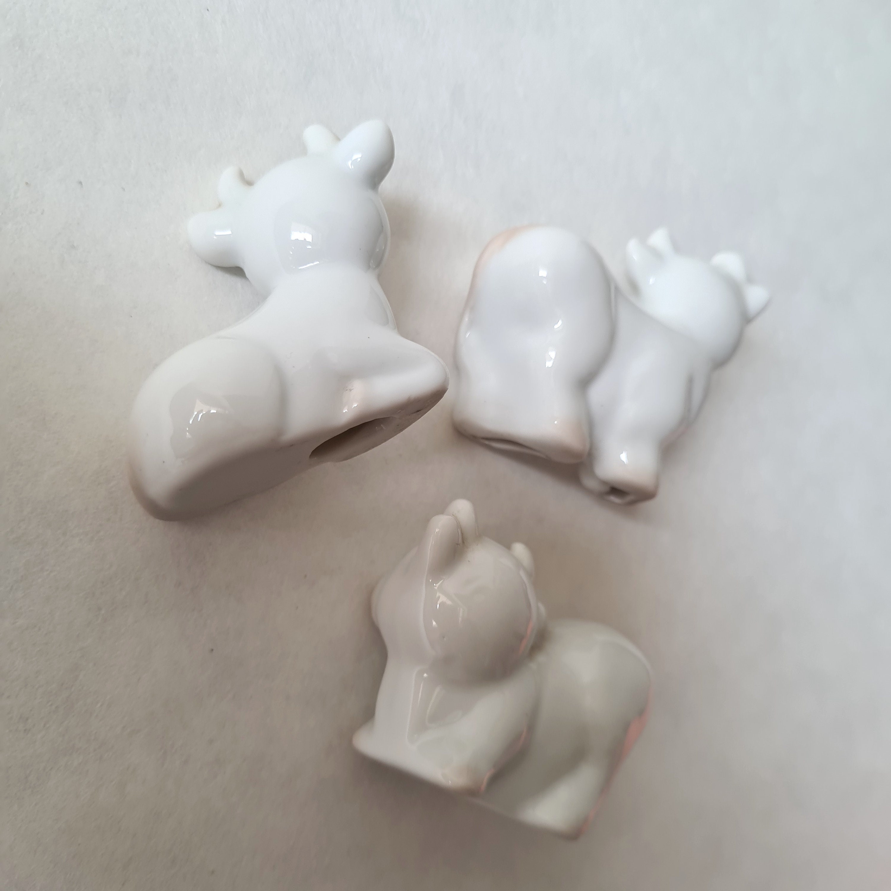 布製の白い牛の置物 布製の白い牛の置物 ヴィンテージ牛の置物 主題 ロット3/磁器