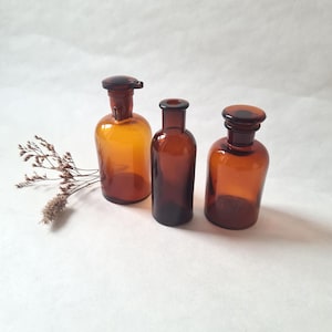 Vintage 3 amber glass bottles/pharmacy laboratory apothecary/ground stopper/preparation of oils solutions/old 50s/French curiosity cabinet
