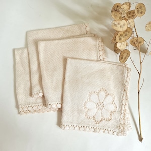 Vintage napkins set of 4 ecru cotton flower linen home kitchen meals guests washable France French old picnic openwork lace square shape