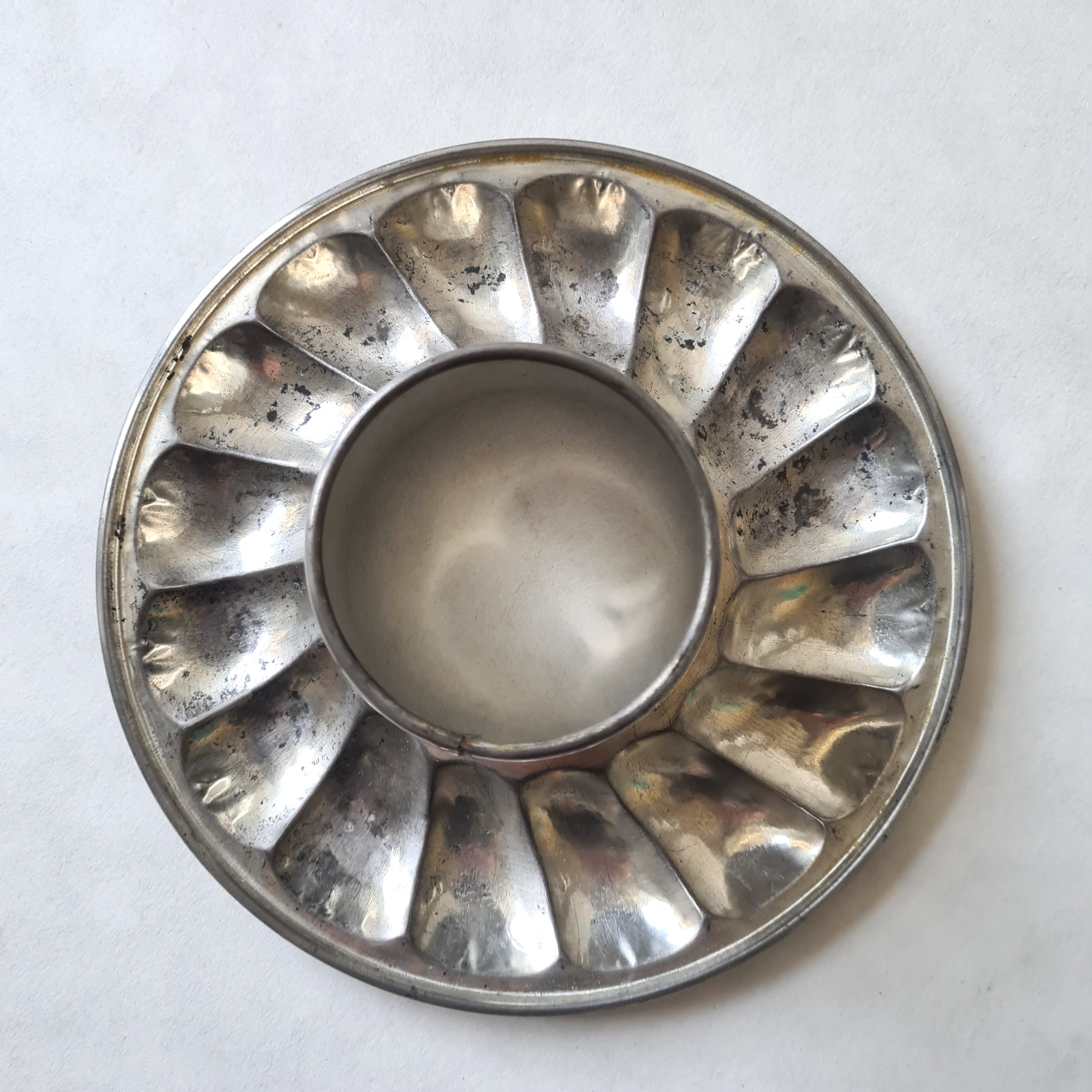 Moule à gâteau ancien en fer patiné, déco cuisine vintage, France années 50 - France