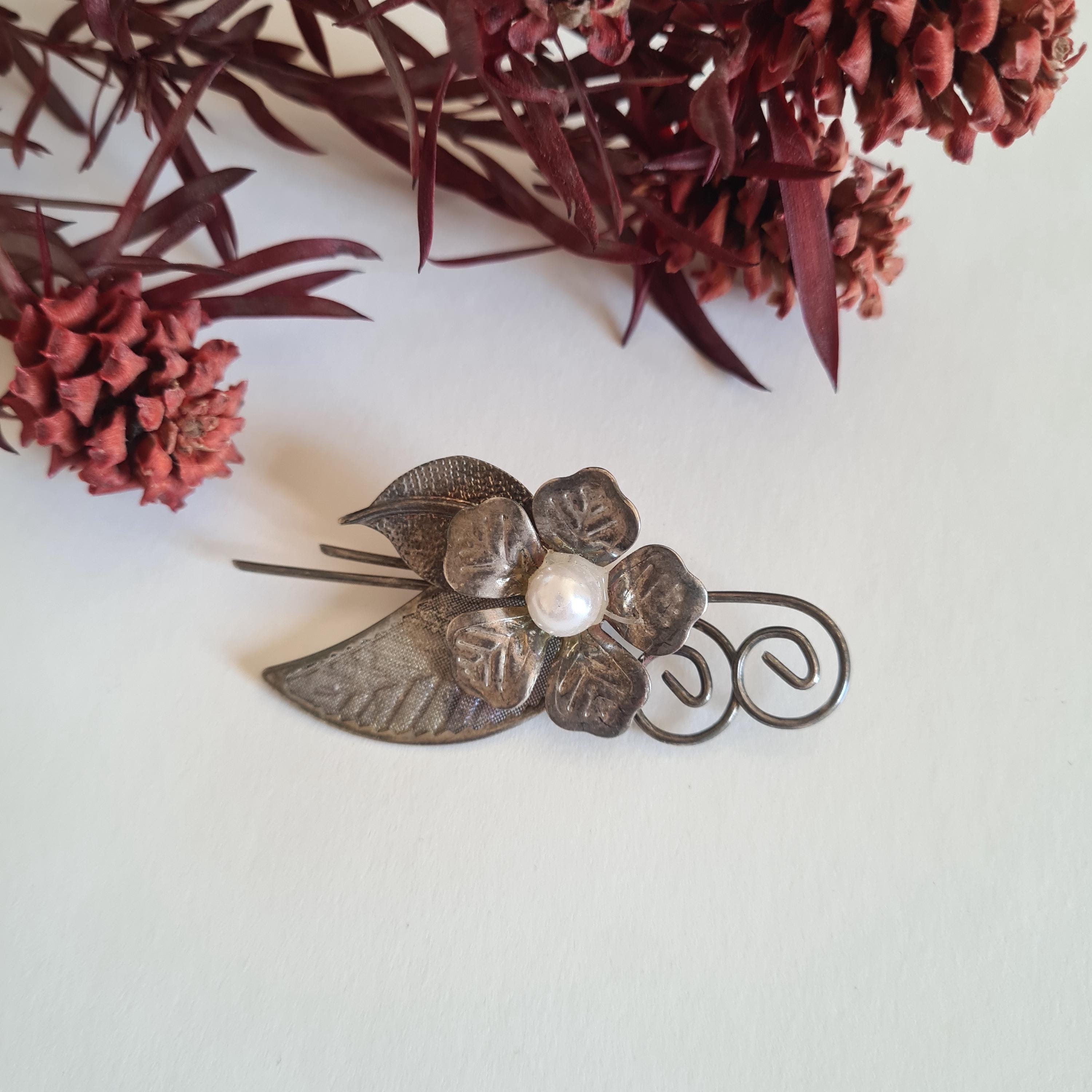 Ancienne Broche Florale En Verre Soufflé - Fleurs Et Feuilles Colorées - Monture En Laiton - Bon état Général - Vintage