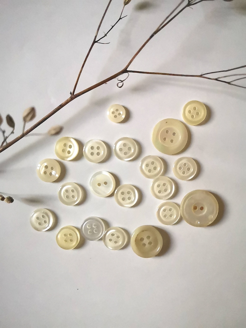 Bouton Vintage Jaune Avec Relief - Mercerie Ancienne - Lot 2824