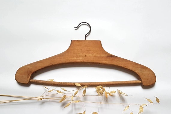 Vintage cintre bois crochet métal ancien rangement organisation maison  vêtement costume robe cérémonie brocante années 30 France -  France