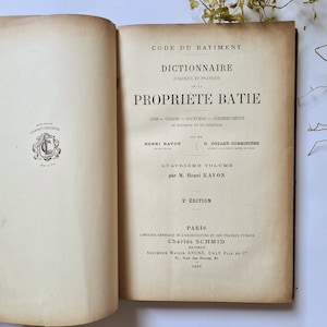 Könnte beinhalten: Ein Buch mit dem Titel "Code du Batiment: Dictionnaire Juridique et Pratique de la Propriete Batie" von Henri Ravon. Das Buch ist ein vierter Band und die zweite Auflage. Es wurde 1896 in Paris von Charles Schmid veröffentlicht.