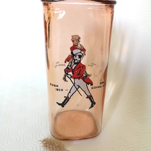 Peut inclure: Un verre en verre rose avec une image imprim&eacute;e d'un homme en veste rouge et pantalon blanc marchant avec une canne. Le texte "Born 1820" et "Still Going Strong" est imprim&eacute; sur le verre.