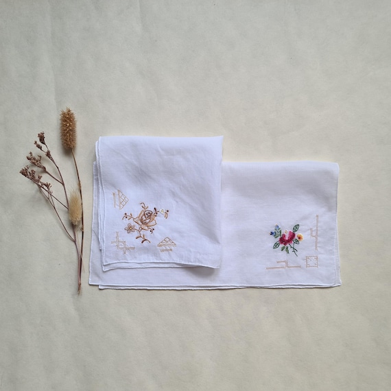 3 Mouchoirs français brodés avec vos initiales & une Rose PhilippGaber 3 Mouchoirs français brodés avec vos initiales & une Rose PhilippGaber