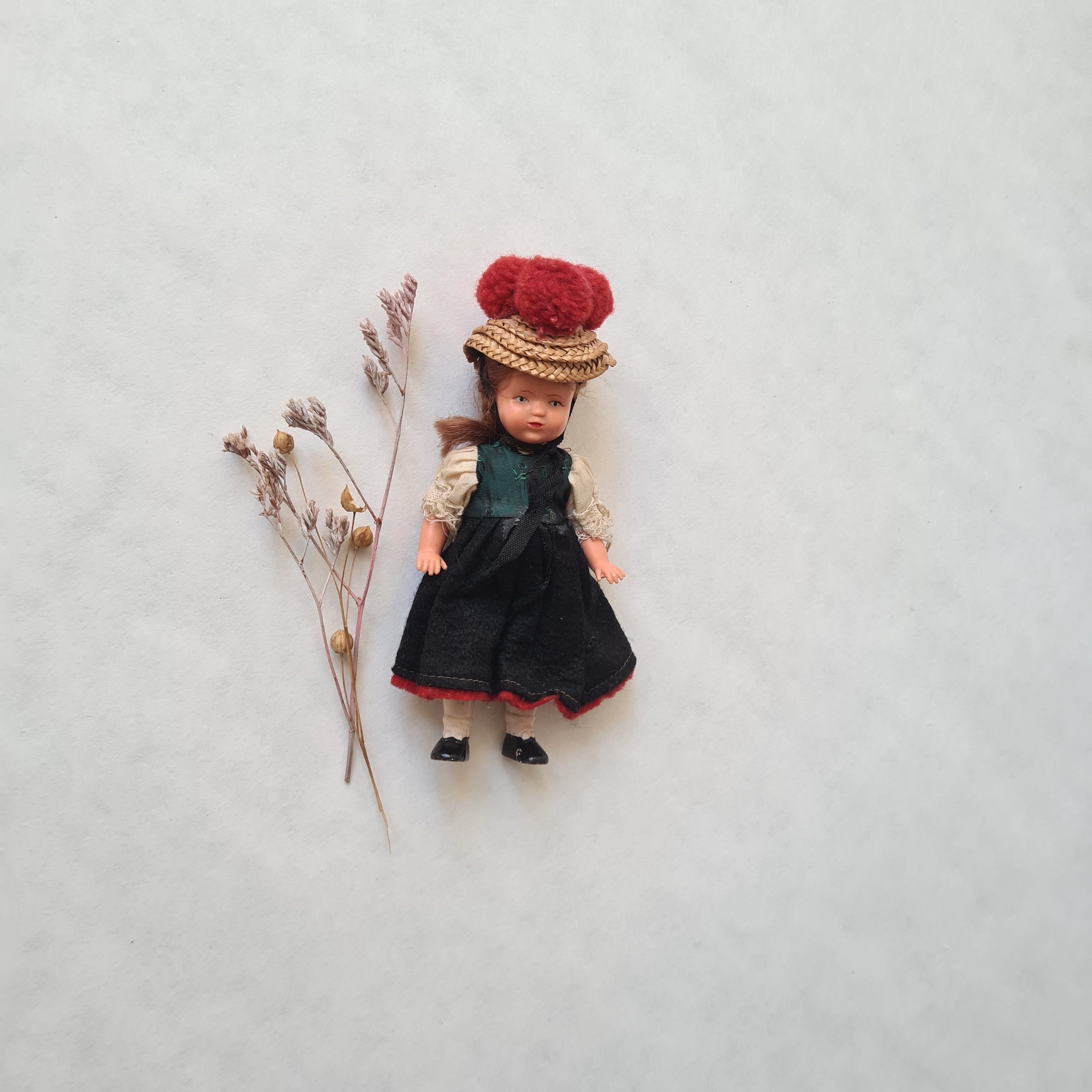 8 ANCIENS CHAPEAUX DE POUPEES - TISSU, PAILLE et PLUMES- pour