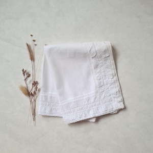Vintage white cotton pillowcase/English lace/openwork pattern ruffles/embroidered flower embroidery/inner flap/boho shabby/country chic/bed