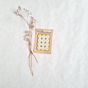 Vintage carton 12 boutons/couture mercerie/Mode Parisienne/blanc rond/4 trous/accessoire fourniture textile/travaux aiguilles France
