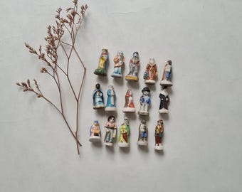 Vintage 15 fèves porcelaine/peint main artisanal/ancien époque/crèche Noël nativité Epiphanie/décoration miniature/figurine personnages