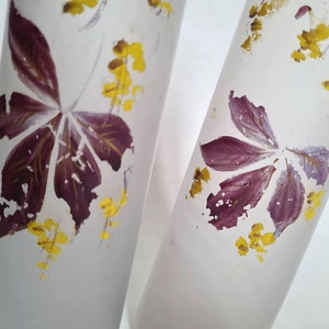 Vintage vase deux verre opaque givré hauts tube motif violet parme jaune fleuri floral bouquet decoratif decoration maison intérieur decor image 5