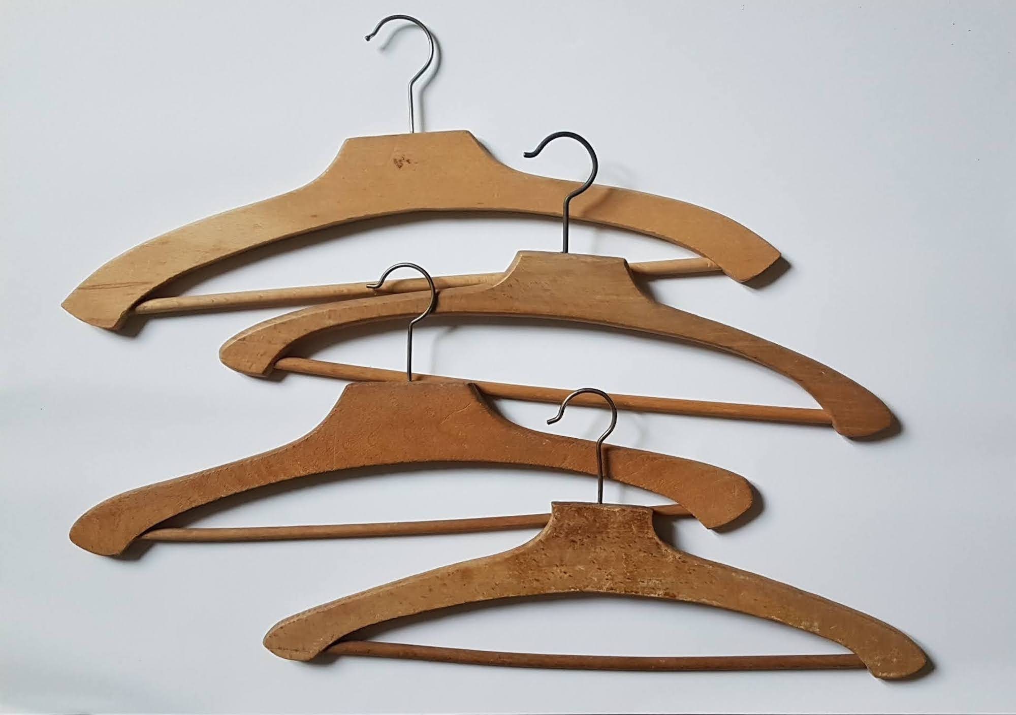 Vintage cintre bois crochet métal ancien rangement organisation maison  vêtement costume robe cérémonie brocante années 30 France -  France