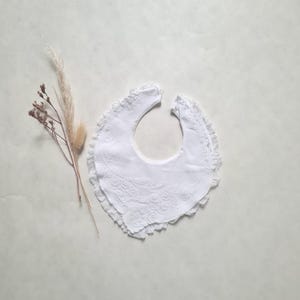 Vintage white cotton bib/embroidered embroidery/fine lace/handmade/1900s era/antique baby linen/early years fashion accessory/ceremony