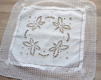 Napperon vintage blanc coton dentelle broderie crochet fait main linge maison decoration interieure decor romantique petit carré papillon