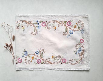 Runner da tavolo vintage/cotone bianco/ricamato/fatto a mano/motivo floreale/bordo in pizzo/lino d'epoca francese/arredamento boho