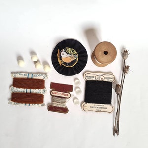 Vintage naaigerei/houten klos/wolgaren/naald/ronde parelwitte knopen/accessoires/Franse textielgereedschapset