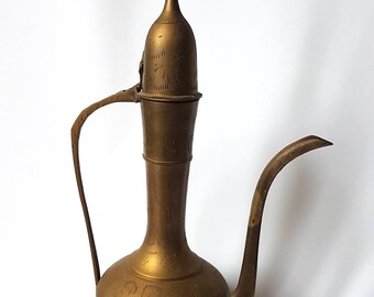 Vintage brass ewer carafe 19th century home decoration service drink table art chiseled oriental Orient jug bronze flea market craft XIXth