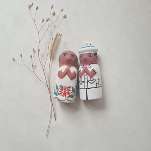 Vintage-Paar mexikanischer Salz- und Pfefferstreuer, Terrakotta, folkloristische Figuren einer Frau und eines Mannes in Uniform, mexikanisches Keramikhandwerk