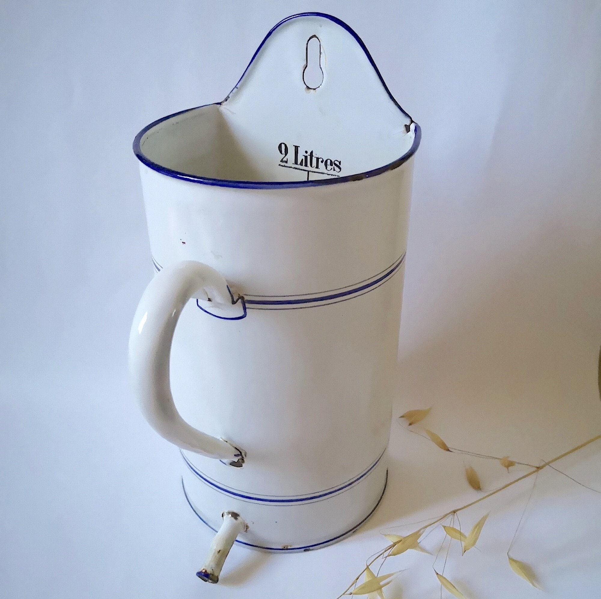 Vintage Réservoir Bidon Métal Émaillé Blanc Bleu Robinet 2 Litres Maison Décoration Murale Années 30